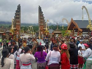 Bali Sepekan: Peresmian Besakih-Tersendatnya Proyek Tol Gilimanuk-Mengwi Bali Sepekan: Peresmian Besakih-Tersendatnya Proyek Tol Gilimanuk-Mengwi