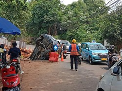 Mobil Terperosok Lubang Galian di Jalan Margasatwa Jaksel