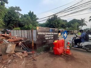 Mobil Terperosok Lubang Galian di Jl Margasatwa Jaksel Sudah Dievakuasi