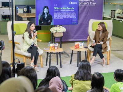 Momen Peringati Hari Perempuan Internasional