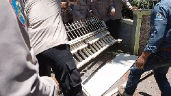 Demo Ranca Upas Diwarnai Adu Dorong, Pagar Perhutani Jabar Roboh!