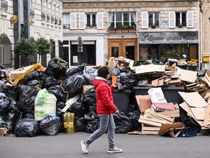 Duh, Aksi Mogok Pekerja Bikin Sampah Menumpuk di Kota Paris