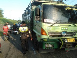 Pemotor Kediri Tewas Terlindas Truk di Jombang Usai Terjang Jalan Berlubang