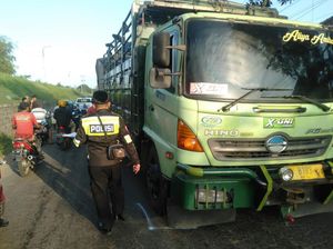 Pemotor Kediri Tewas Terlindas Truk di Jombang Usai Terjang Jalan Berlubang Pemotor Kediri Tewas Terlindas Truk di Jombang Usai Terjang Jalan Berlubang