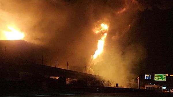 Penampakan Api Lalap Pabrik di Korea Selatan