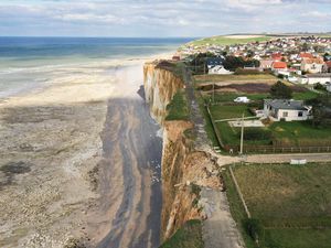 Penampakan Jalanan di Prancis Runtuh Tergerus Erosi