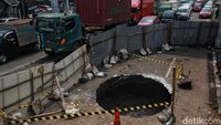 Penampakan Lubang Besar di Jalan Daan Mogot yang Bikin Macet