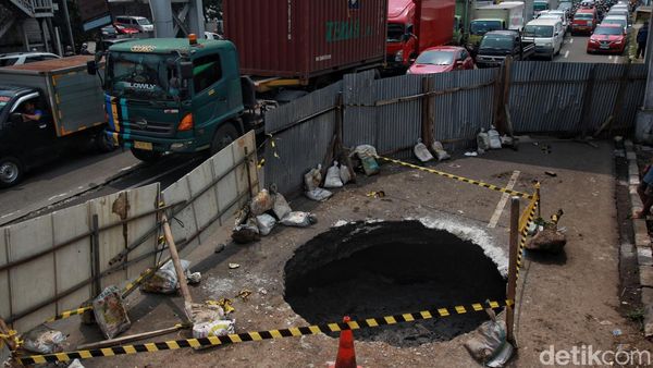 Penampakan Lubang Besar di Jalan Daan Mogot yang Bikin Macet