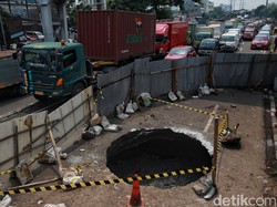 Ngeri Lubang Menganga di Daan Mogot Bikin Macet Menjadi-jadi