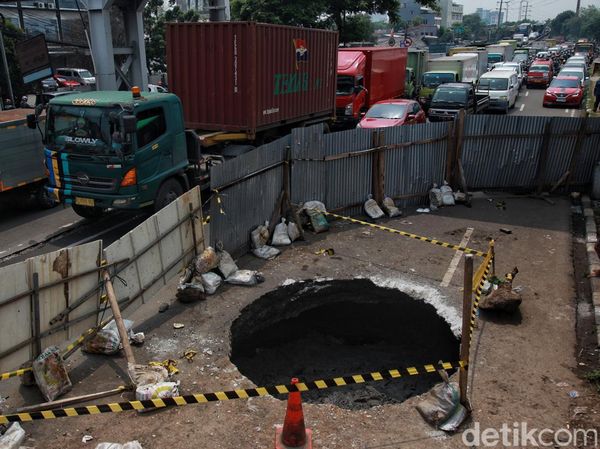 Penampakan Lubang Besar di Jalan Daan Mogot yang Bikin Macet