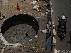 Dinas SDA Segera Perbaiki Lubang Besar Jl Daan Mogot: Besok Selesai
