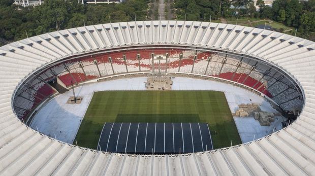 Sejumlah pekerja membongkar panggung usai dipakai konser girl band Korea Selatan, Blackpink saat adanya peninjauan Ketua PSSI Erick Thohir di Stadion Utama Gelora Bung Karno (SUGBK), Senayan, Jakarta, Senin (13/3/2023). Pemerintah dan PSSI meninjau stadion yang akan digunakan dalam Piala Dunia U-20 Indonesia 2023 untuk mengevaluasi kekurangan-kekurangan yang sebelumnya telah disampaikan oleh FIFA. ANTARA FOTO/M Risyal Hidayat/foc.