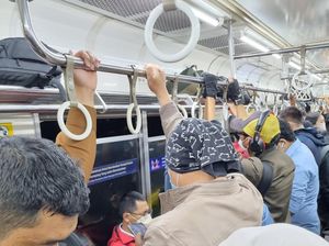 KRL ke Bogor Panas dan Pengap, Penumpang Sampai Buka Jendela