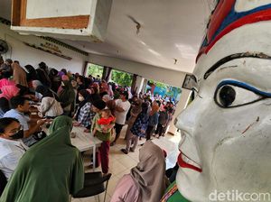 Lihat Lagi Antrean Belanja Sembako Bersubsidi di RPTRA Manunggal