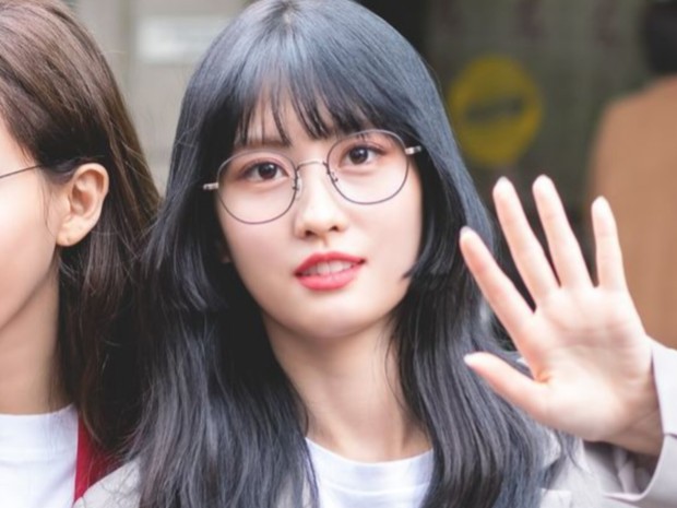 Potret Momo TWICE dalam potongan rambut hime