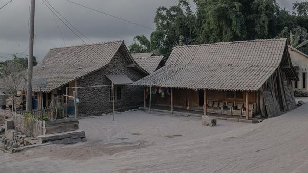 Potret Rumah-Mobil Diselimuti Abu Merapi di Magelang