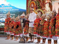 Ketika Jokowi Minta Ditemani Penari Baris di Pura Besakih