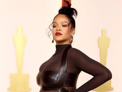 Rihanna Pamer Perut Hamil di Oscar 2023