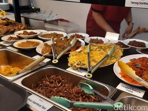 RM Padang Model Prasmanan di Bandung, Pelanggan Bebas Ambil Kuah!