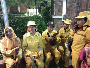 Petugas Kebersihan di Labuan Bajo Kecewa Tak Dapat Sembako-Kaos Jokowi