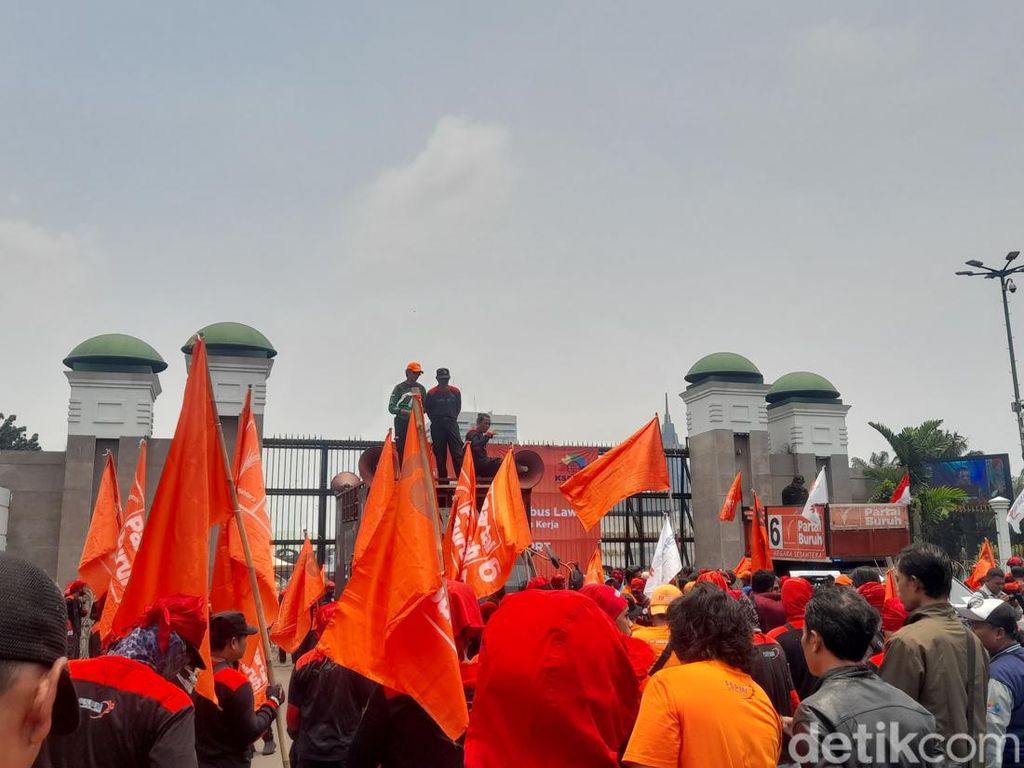 Demo Tolak Perpu Ciptaker di Depan DPR, Buruh Ancam Mogok Nasional