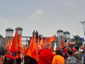 Demo Tolak Perpu Ciptaker di Depan DPR, Buruh Ancam Mogok Nasional Demo Tolak Perpu Ciptaker di Depan DPR, Buruh Ancam Mogok Nasional