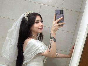 Potret Wanita yang Viral Nikahi Diri Sendiri, Baru Sehari Sudah Ingin Cerai Potret Wanita yang Viral Nikahi Diri Sendiri, Baru Sehari Sudah Ingin Cerai