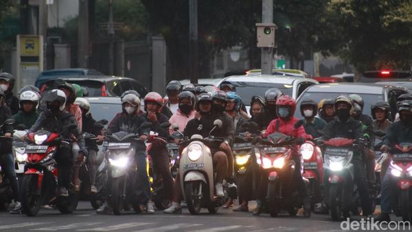 Potret Lalu Lintas Simpang Dago Bandung Saat Jam Pulang Kantor