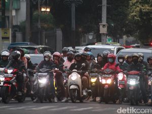 Potret Lalu Lintas Simpang Dago Bandung Saat Jam Pulang Kantor Potret Lalu Lintas Simpang Dago Bandung Saat Jam Pulang Kantor