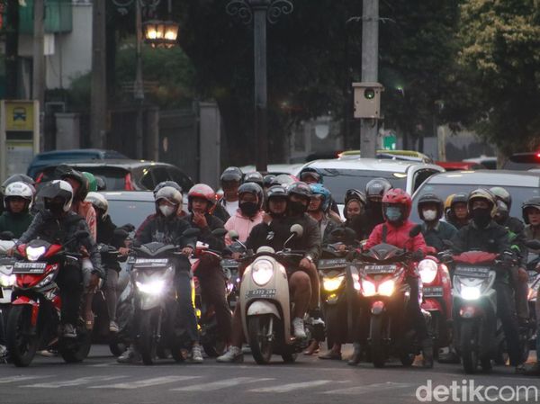 Potret Lalu Lintas Simpang Dago Bandung Saat Jam Pulang Kantor