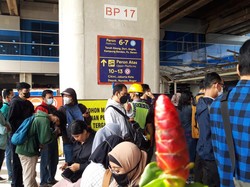 Tangga Tambahan Dibangun di Stasiun Manggarai, Begini Situasinya Pagi Ini