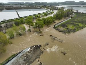 Penampakan Tanggul Sungai Pajaro California Jebol Diterjang Banjir