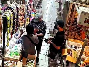 Ulah Bule di Pasar Sukabumi yang Bikin Resah Pedagang Ulah Bule di Pasar Sukabumi yang Bikin Resah Pedagang