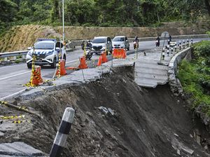 Tebing di Jalur Wisata Lombok Longsor