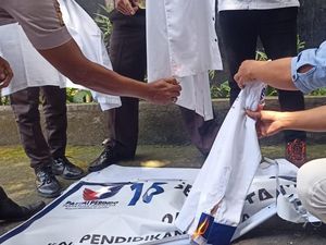 Aksi Bakar Atribut Partai Sejak Suami Wagub NTB Jadi Ketua DPW Perindo Aksi Bakar Atribut Partai Sejak Suami Wagub NTB Jadi Ketua DPW Perindo