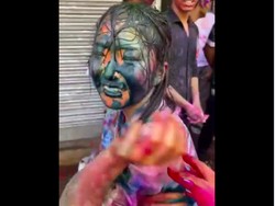 Ikut Festival Holi, Turis Jepang Ini Malah Dilecehkan