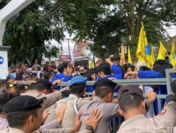 Demo Mahasiswa soal Vaksin di Sukabumi Diwarnai Aksi Saling Dorong