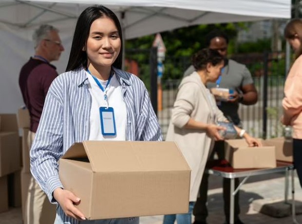 Perempuan sedang membawa kardus