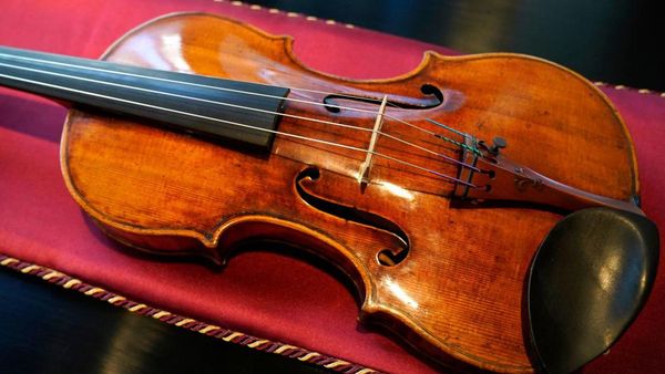 Wujud Biola Langka Berusia 292 Tahun yang Bakal Dilelang
