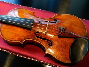 Wujud Biola Langka Berusia 292 Tahun yang Bakal Dilelang