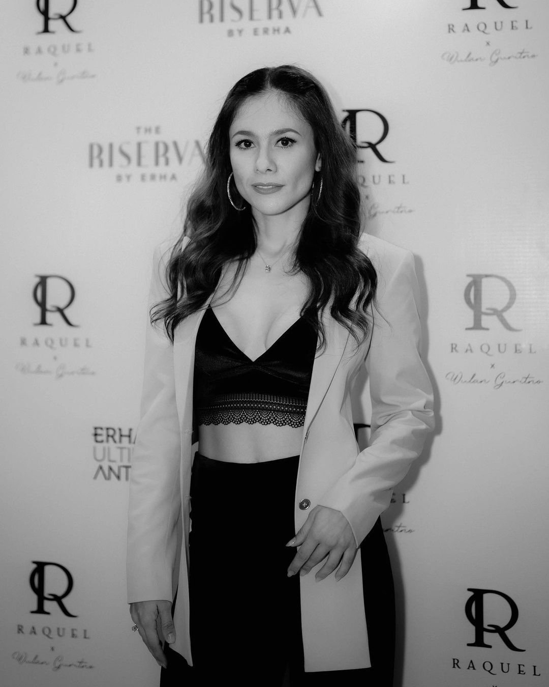 Wulan Guritno mengenakan lingerie.
