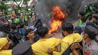 Aksi Tolak Perppu Ciptaker di Depan Kantor DPRD Jateng