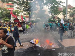 Demo Tolak Perppu Ciptakan Kerja di DPRD Jateng Diwarnai Bakar Keranda