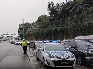 Antrean di Gerbang Tol Cilandak Utama Arah Antasari Mengular, Cuaca Gerimis