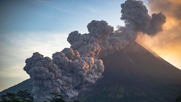 Penampakan Awan Panas Gunung Merapi yang Erupsi Lagi Pagi Ini