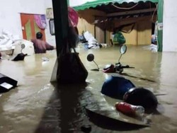 Banjir Setinggi 100 Cm di Lamongan Surut, Warga Bersih-bersih Sisa Material
