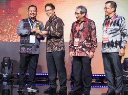 Gresik Raih UHC Award 2023, Gus Yani: Kado HUT Pemkab