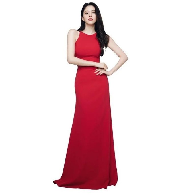 Cerdas dan Berkelas dalam Dress Merah. Foto Instagram: Han So Hee