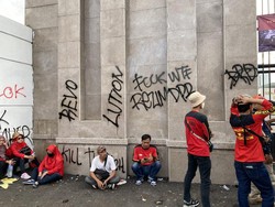 Massa Demo Coret Pagar DPR hingga Bakar Baliho Bergambar Menkeu