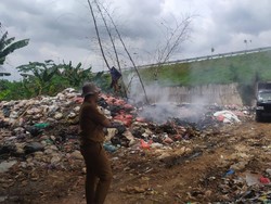 Dinas LH Tangsel Tak Angkut Sampah Pinggir Tol Ini: Bukan Bagian Pelayanan